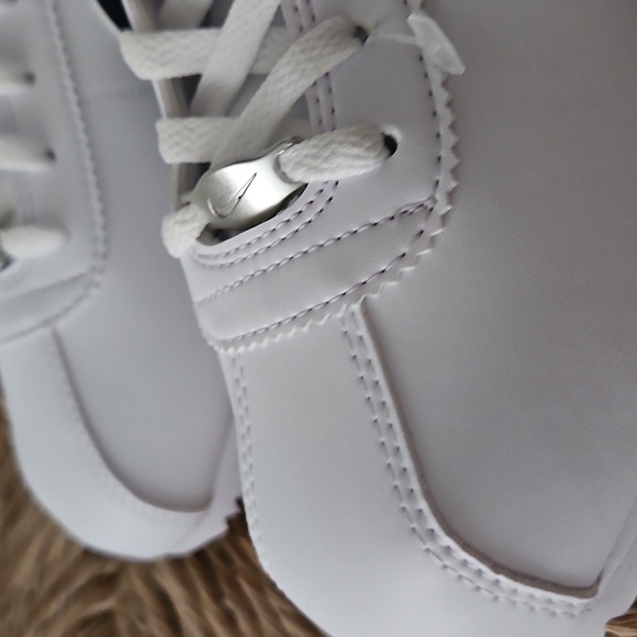 Nike White and Green Sneakers Classic Retro Design - Picture 4 of 8